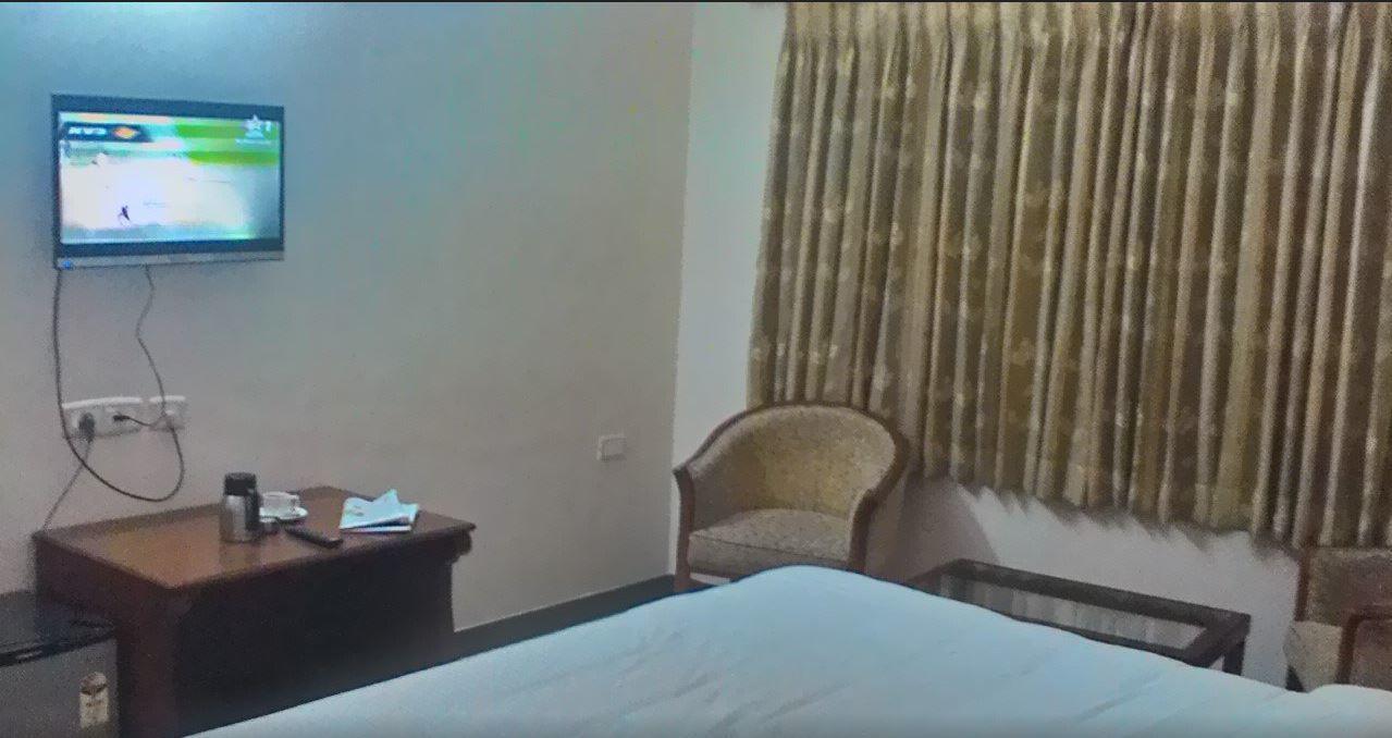 Gayathri Hotels Tirupur Esterno foto